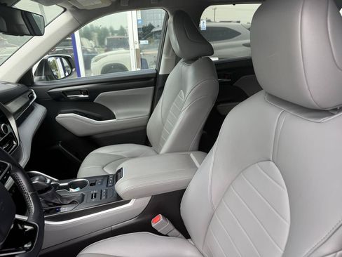 Used 2021 Toyota Highlander XLE AWD/4WD image 12