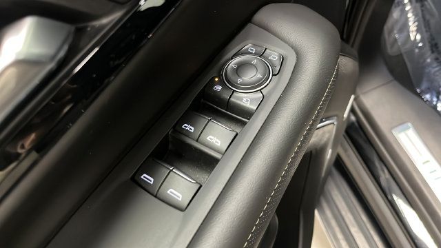 Used 2025 Chevrolet Suburban Premier AWD/4WD image 19