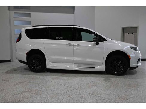 Used 2024 Chrysler Pacifica Touring-L w/ Uconnect Theater Family Group FWD image 5
