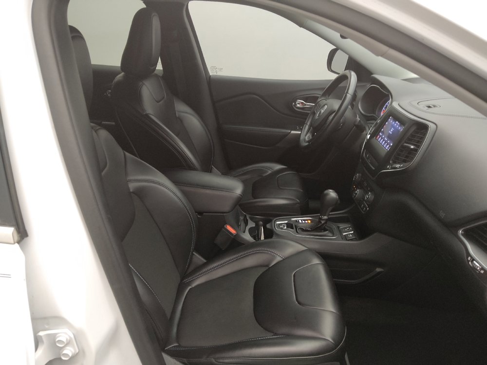 Used 2019 Jeep Cherokee Latitude Plus w/ Comfort/Convenience Group FWD image 21