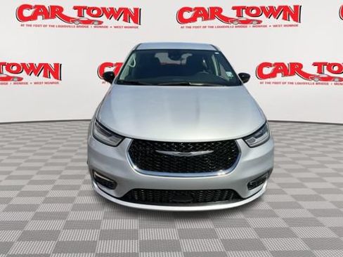 Used 2024 Chrysler Pacifica Touring-L FWD image 3
