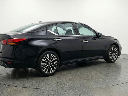 Used 2025 Nissan Altima 2.5 SV FWD image 9