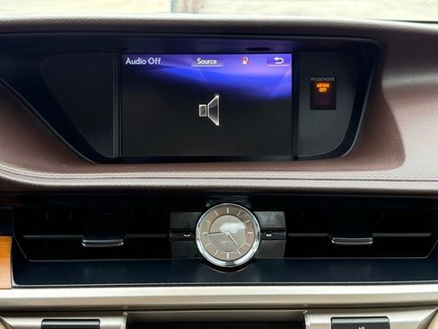 Used 2017 Lexus ES 300h w/ Luxury Package FWD image 33