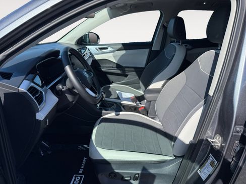 Certified 2025 Volkswagen Taos SE w/ Panoramic Sunroof Package FWD image 10
