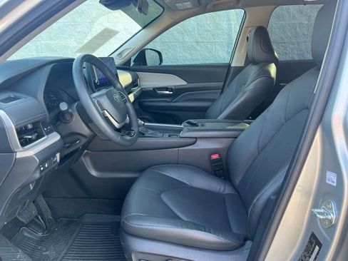 Used 2024 Toyota Grand Highlander AWD image 4