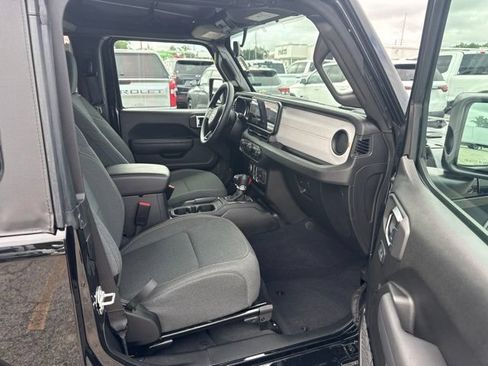 Used 2025 Jeep Wrangler Sport AWD/4WD image 13