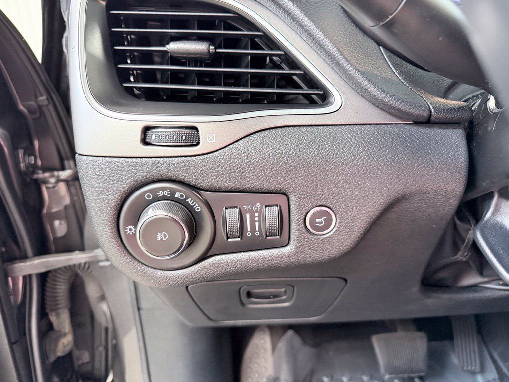Used 2019 Jeep Cherokee Latitude Plus w/ Comfort/Convenience Group FWD image 35
