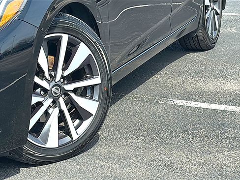 Used 2020 Nissan Sentra SV w/ SV Premium Package image 3