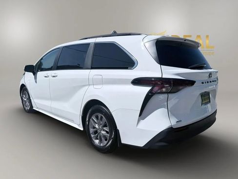 Used 2024 Toyota Sienna LE w/ LE Plus Package AWD/4WD image 5