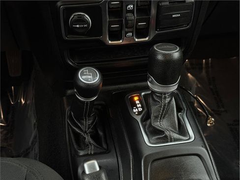 Used 2020 Jeep Gladiator Overland image 17