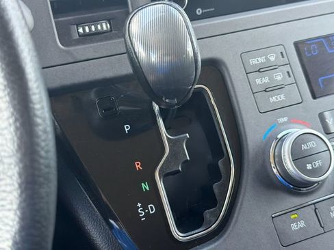 Used 2018 Toyota Sienna SE w/ Carpet Mat Package FWD image 23