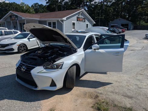 Used 2018 Lexus IS 300 w/ Comfort Package RWD image 11