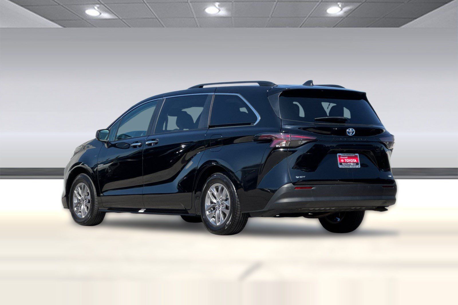 Used 2025 Toyota Sienna XLE FWD image 3