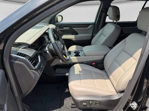 Used 2025 GMC Acadia Elevation w/ Elevation Premium Package AWD/4WD image 12