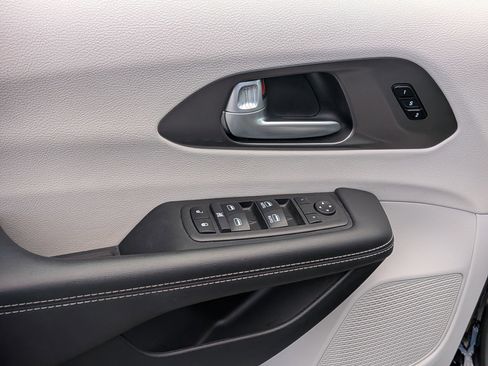 Used 2024 Chrysler Pacifica Touring-L image 15