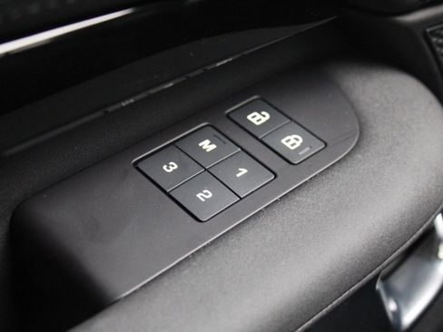 Certified 2025 Land Rover Discovery S image 15