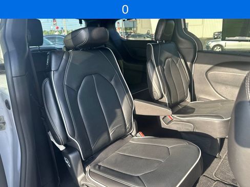 Used 2025 Chrysler Pacifica Limited FWD image 30