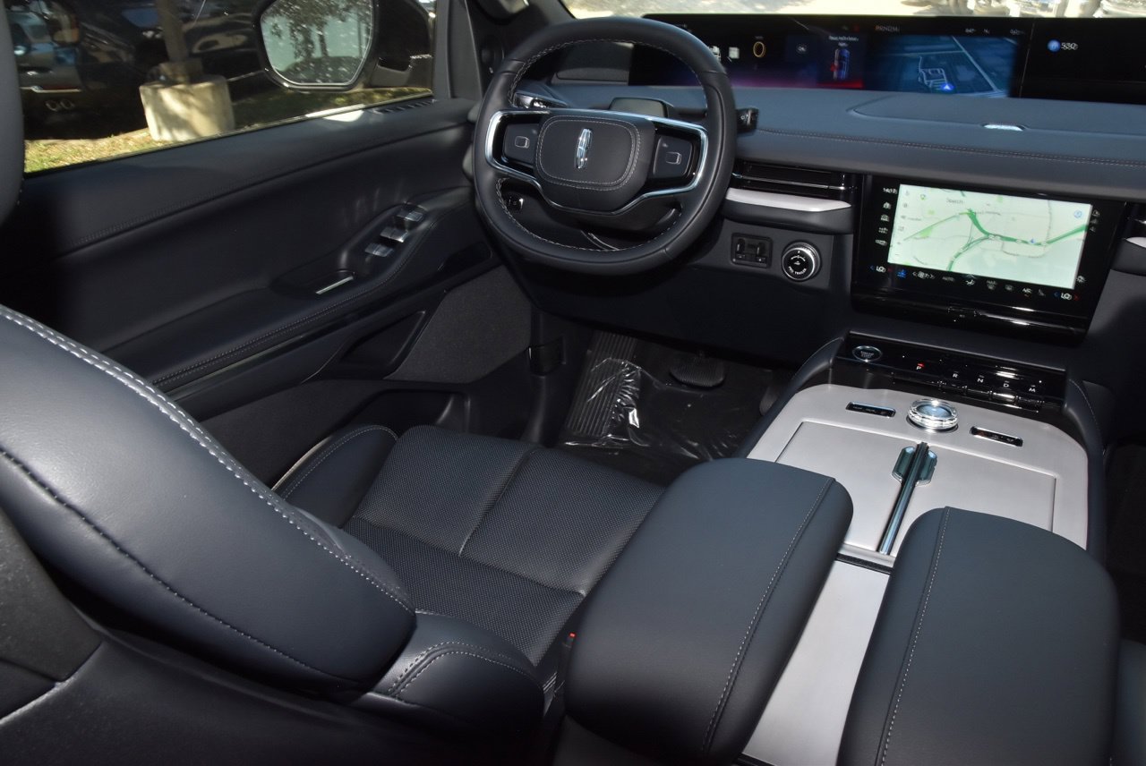 New 2027 Lincoln Navigator Reserve w/ Jet Appearance Package AWD/4WD image 16