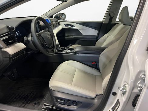 Used 2025 Toyota Camry XLE image 11