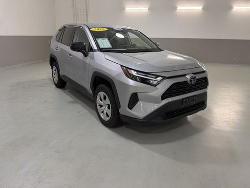 Used 2025 Toyota RAV4 LE AWD/4WD image 4