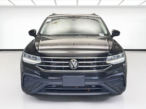 Used 2023 Volkswagen Tiguan SE w/ Panoramic Sunroof Package image 2