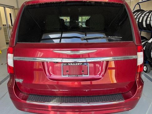 Used 2015 Chrysler Town & Country Touring-L w/ Driver Convenience Group image 12