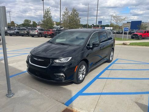 Used 2026 Chrysler Pacifica Limited FWD image 5
