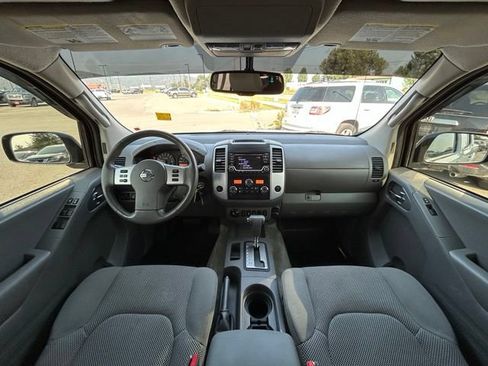 Used 2017 Nissan Frontier SV w/ SV Value Truck Package AWD/4WD image 12