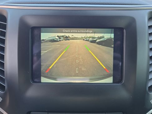 Used 2021 Jeep Cherokee Latitude Plus image 18