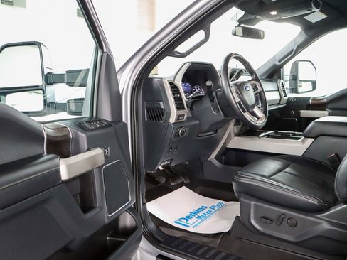 Used 2022 Ford F250 Lariat w/ Black Appearance Pkg image 3