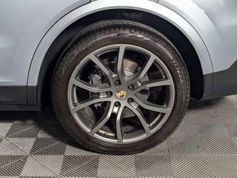 Certified 2023 Porsche Cayenne Platinum Edition image 12