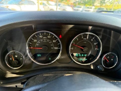 Used 2017 Jeep Wrangler Unlimited Sahara w/ Connectivity Group AWD/4WD image 11