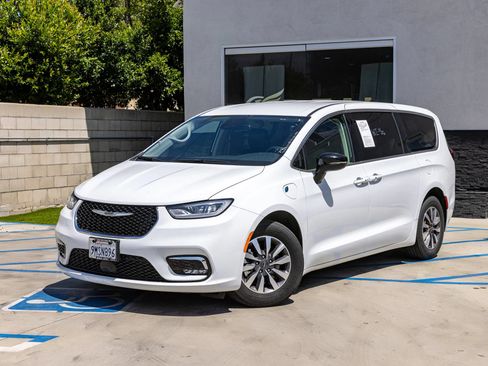 Used 2024 Chrysler Pacifica Limited FWD image 6