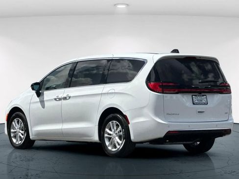 New 2027 Chrysler Pacifica Select AWD/4WD image 8
