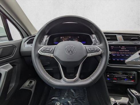 Used 2024 Volkswagen Tiguan SE image 11