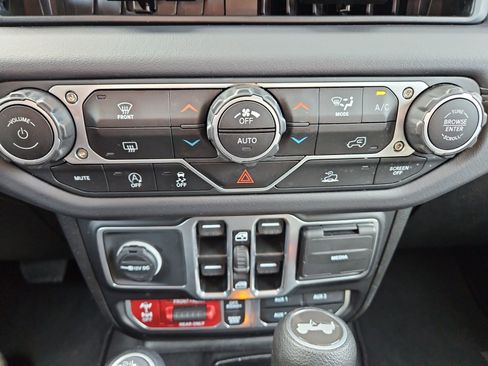 Used 2025 Jeep Wrangler Rubicon image 29