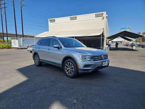 Used 2020 Volkswagen Tiguan SE FWD image 3