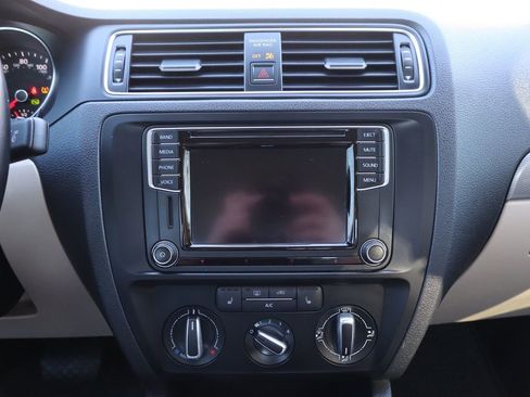Used 2017 Volkswagen Jetta SE image 35
