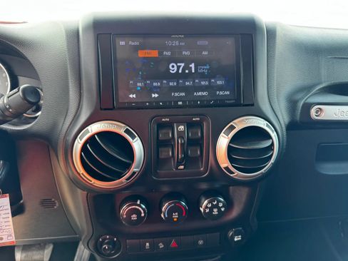 Used 2018 Jeep Wrangler Unlimited Sahara w/ Connectivity Group AWD/4WD image 18