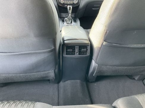 Used 2019 Nissan Rogue SV image 27