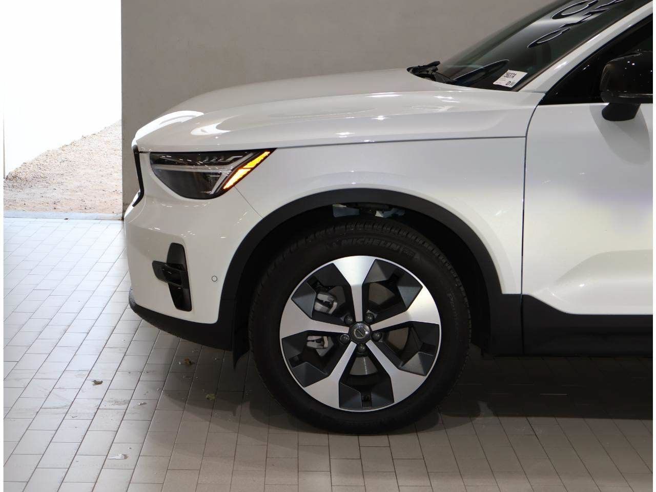 Used 2025 Volvo XC40 B5 Plus w/ Protection Package Premier AWD/4WD image 4