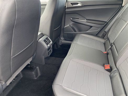 New 2026 Volkswagen Taos SE image 13