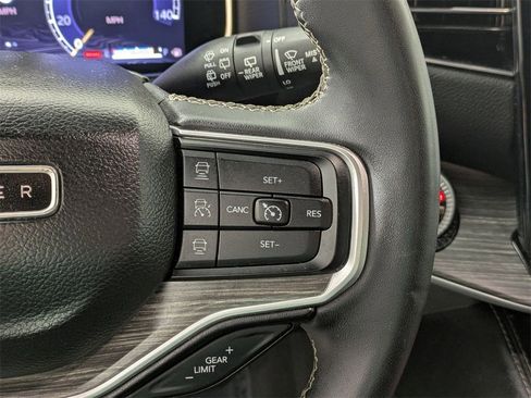 Certified 2024 Jeep Wagoneer Series II w/ Flexible Seating Group image 20