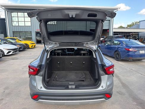 Used 2025 Chevrolet Trax LT FWD image 12