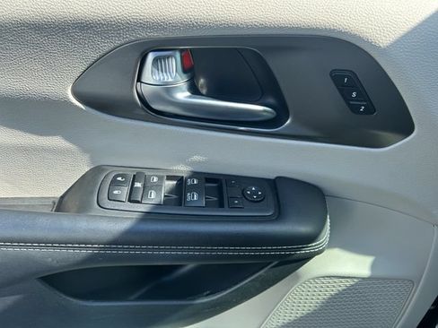 Used 2023 Chrysler Pacifica Touring-L FWD image 17