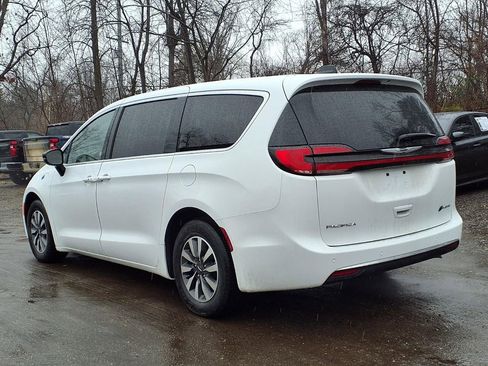 Used 2025 Chrysler Pacifica Select image 7