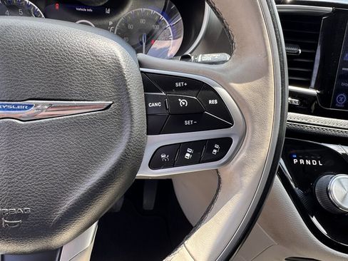 Used 2017 Chrysler Pacifica Limited FWD image 19