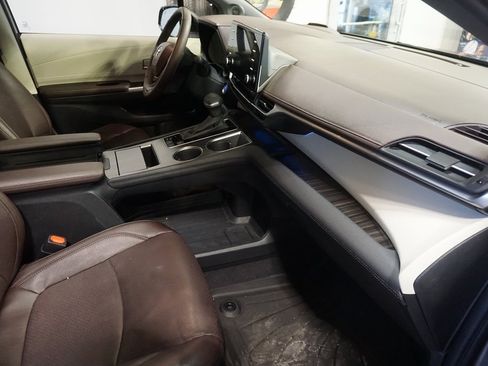 Used 2024 Toyota Sienna Platinum image 27