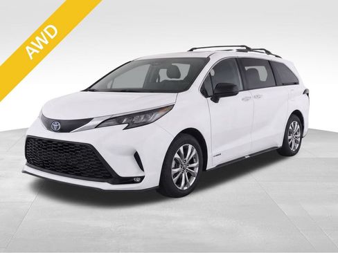 Used 2021 Toyota Sienna XSE w/ XSE Plus Package AWD/4WD image 2