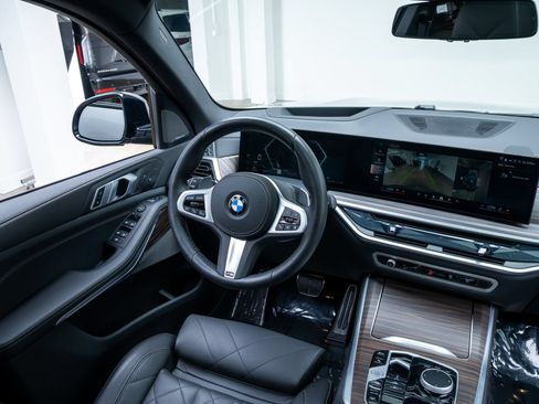 Used 2025 BMW X5 xDrive40i w/ M Sport Package AWD/4WD image 10